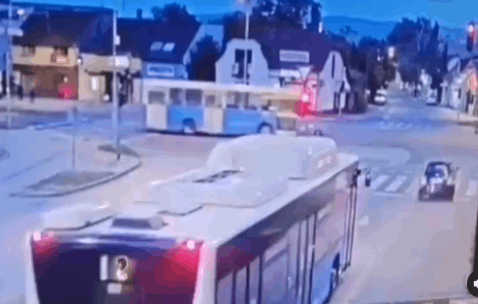 NOVOSADSKI FLOJD ‘ZA DLAKU’ IZBEGAO AUTOBUS: Proleto kroz crveno ko metak (VIDEO)